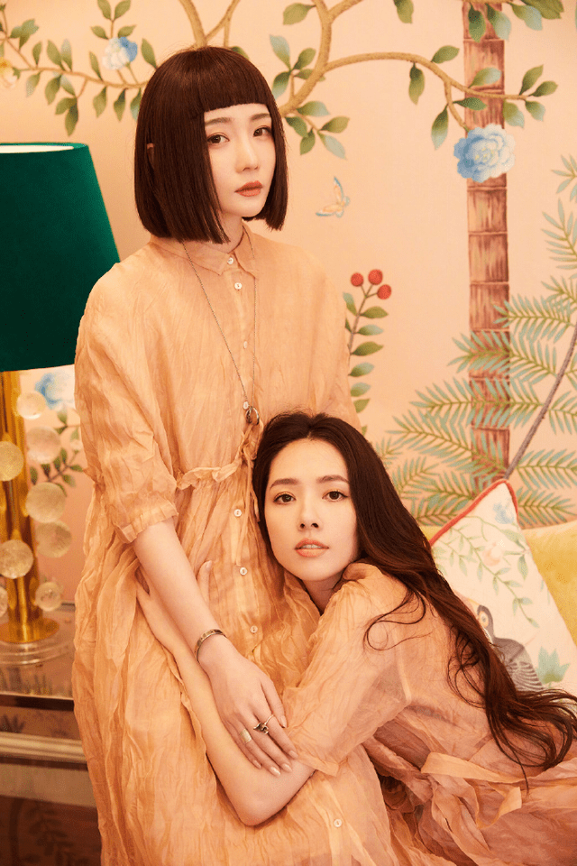 女神 郭碧婷解锁碎花裙新穿法！拼接设计时髦个性，配黑长直发型太惊艳