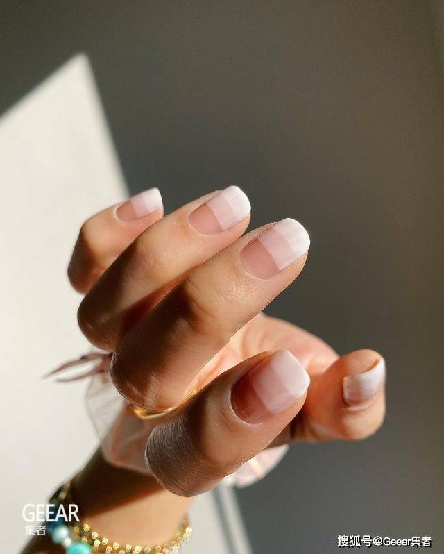 指甲以简约线条和色彩勾勒出令人注目的优雅款式！