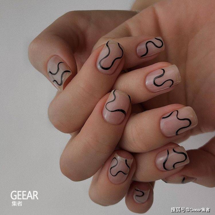 指甲以简约线条和色彩勾勒出令人注目的优雅款式！