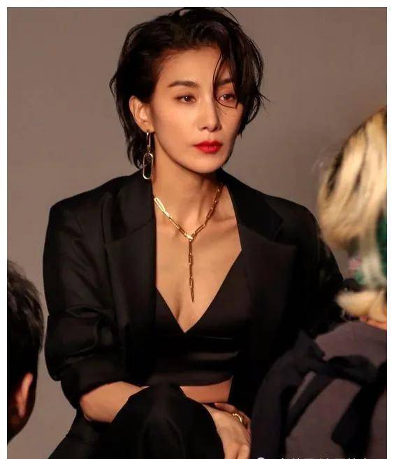 赫本那些老去的美人，赫本、俞飞鸿、陈数、她们真的没有皱纹吗？