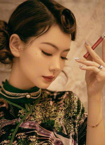 可塑性 女星穿旗袍只服戚薇,别人都是温柔端庄,她却单手拿烟与众不同