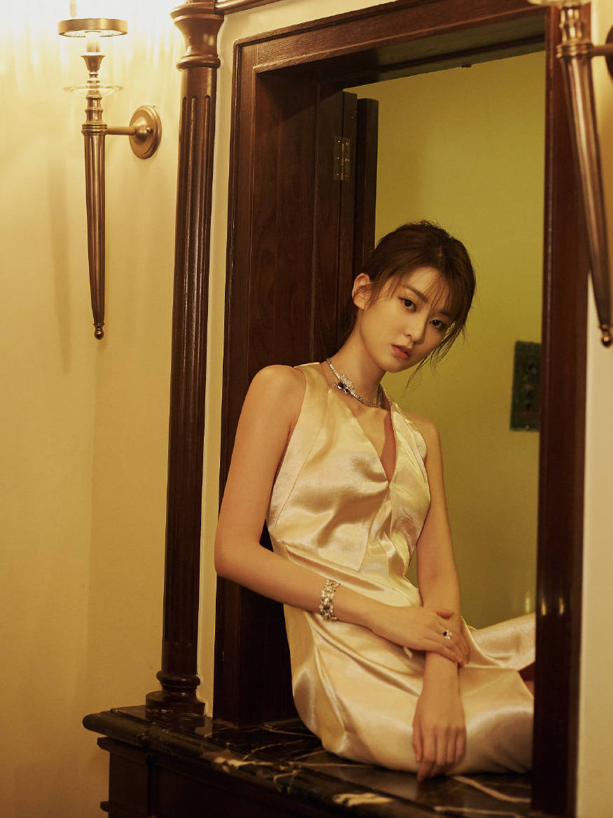 曲线 25岁乔欣又美了，搭配一袭深V长裙，身材比例惊艳！