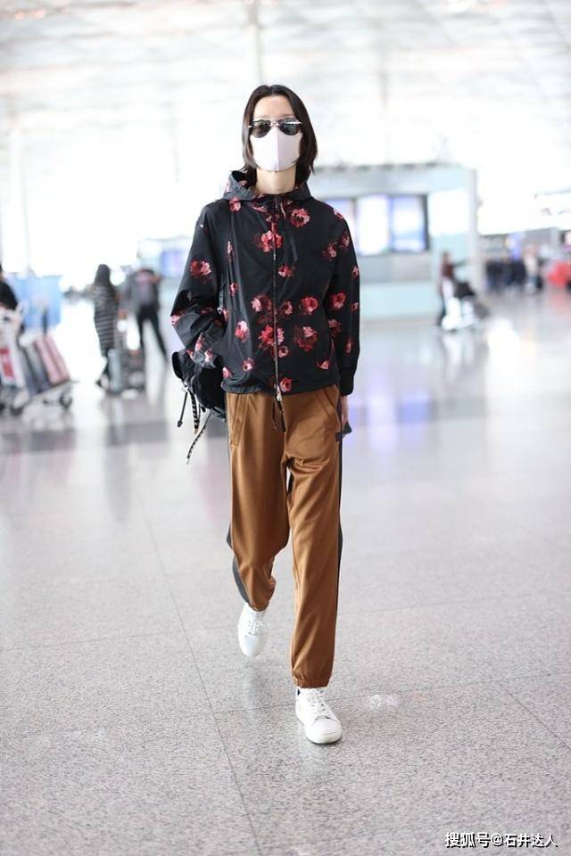 骨子里 杜鹃骨子里的“高冷气质”挡不住，穿“花鸟裙”略显温柔，有魅力