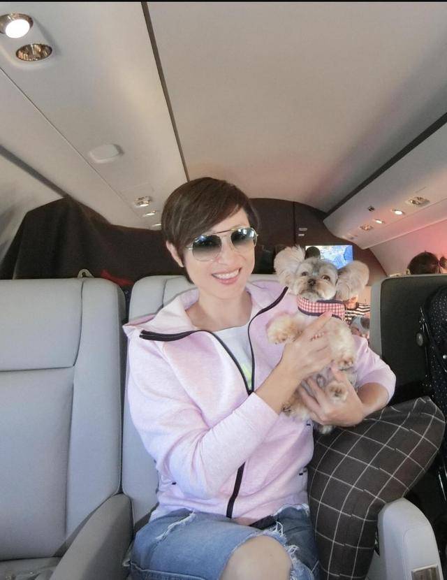 设计 陈法蓉带父亲旅游！蕾丝上衣搭配阔腿裤清爽简约，父女同框超温馨