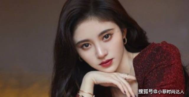 领口处 被鞠婧祎的穿搭甜到了，甜美可爱元气十足，穿什么都洋气又好看