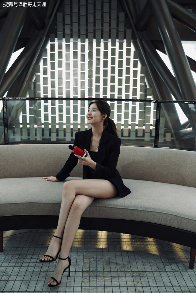 西装 “初恋女孩”赵露思,秋冬穿搭“上暖下凉”?一般人hold不住