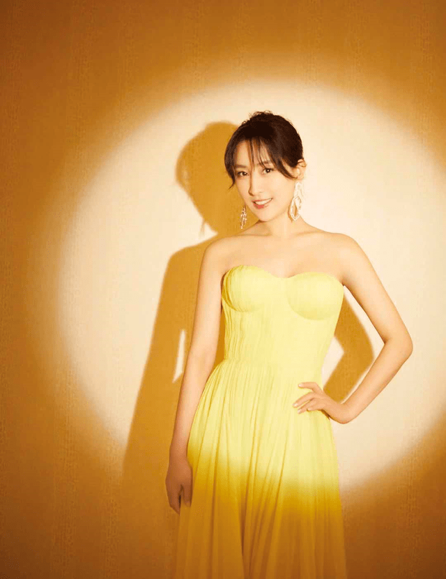 颈部 马苏终于美回来了！一袭V领碎花连衣裙性感优雅，清新温婉好迷人