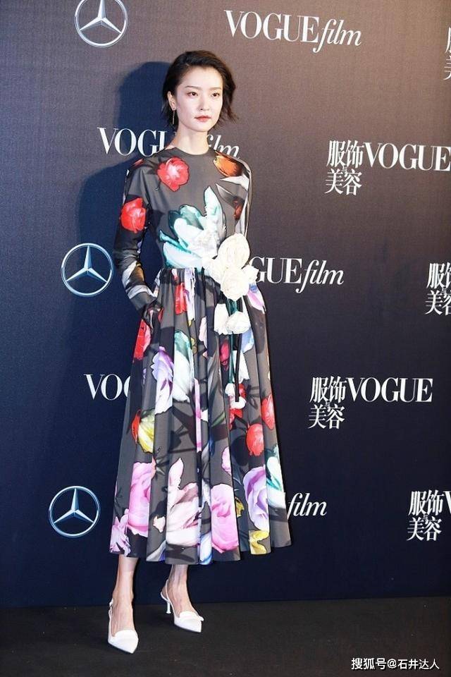 骨子里 杜鹃骨子里的“高冷气质”挡不住，穿“花鸟裙”略显温柔，有魅力