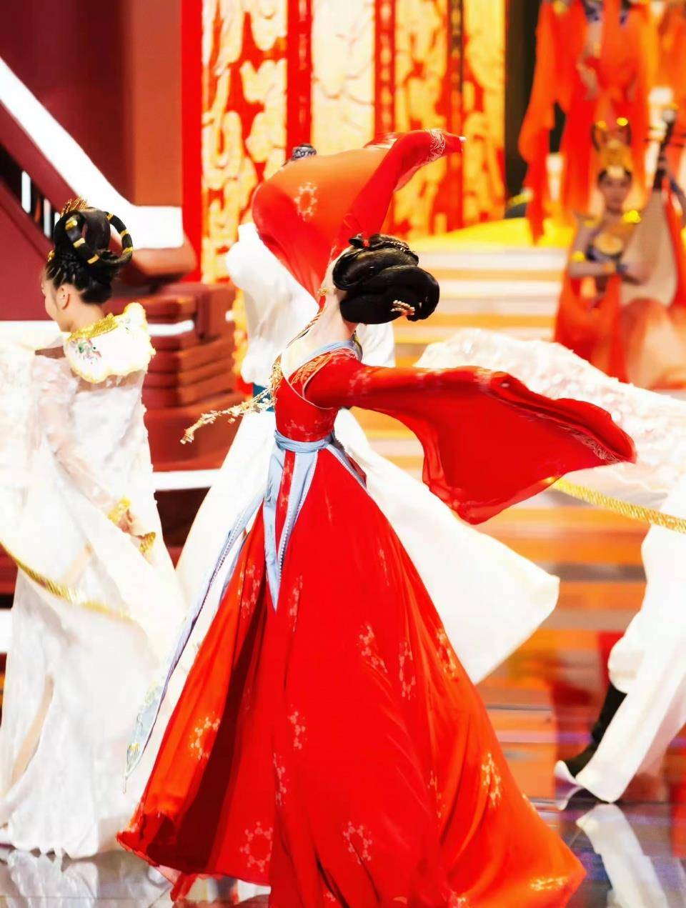黑色 双11晚会女星造型绝美！周冬雨穿吊带高开叉裙，张韶涵马甲线吸睛