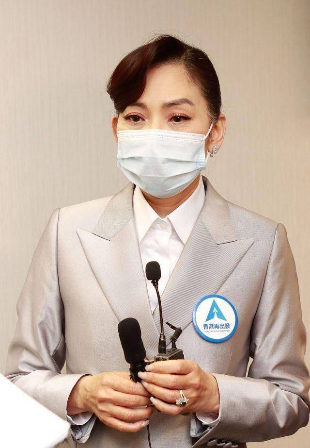 银灰色 邝美云哪像56岁？一袭银灰色西装利落干练，气质惊艳，状态超好