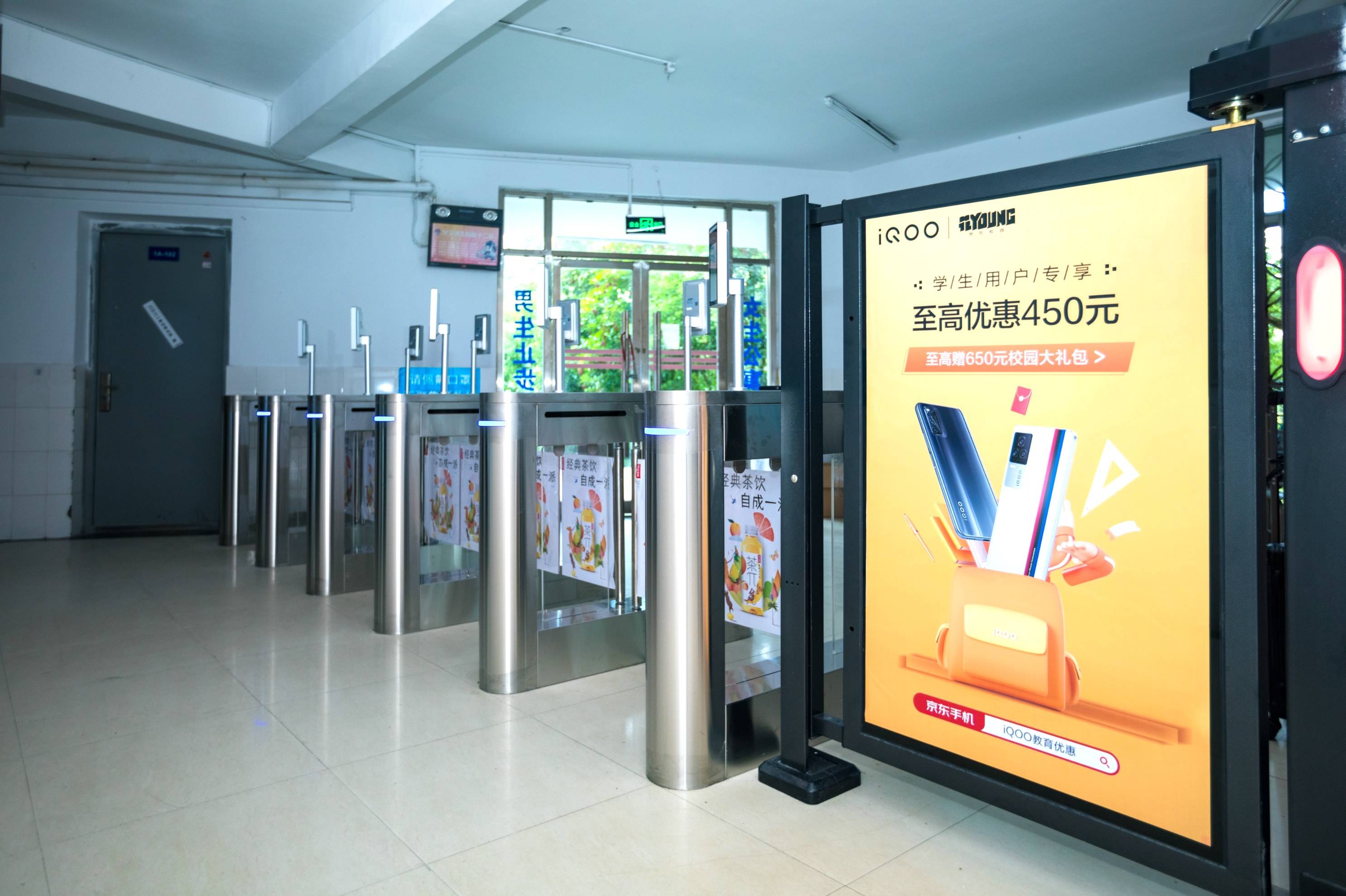 三:校园人脸识别闸机系统组成系统由通道闸机,控制主