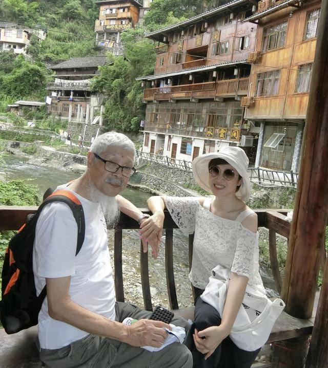 设计 陈法蓉带父亲旅游！蕾丝上衣搭配阔腿裤清爽简约，父女同框超温馨