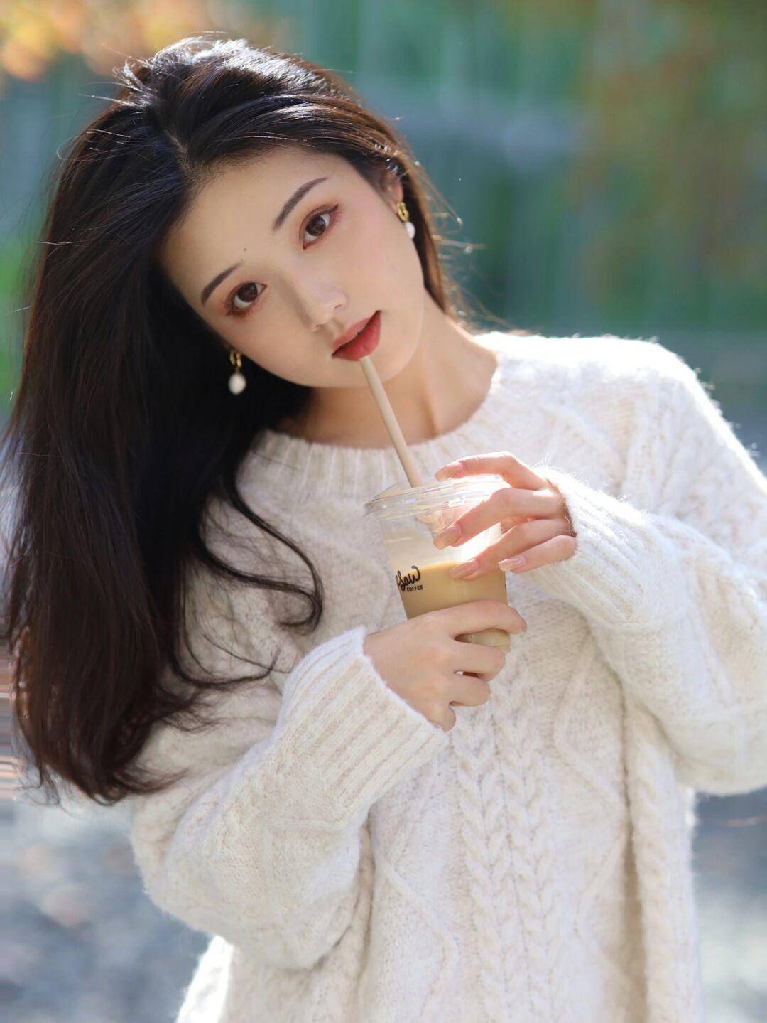 设计 毛衣才是冬季的必备单品,为你分享几个实用款,百搭温柔又显气质