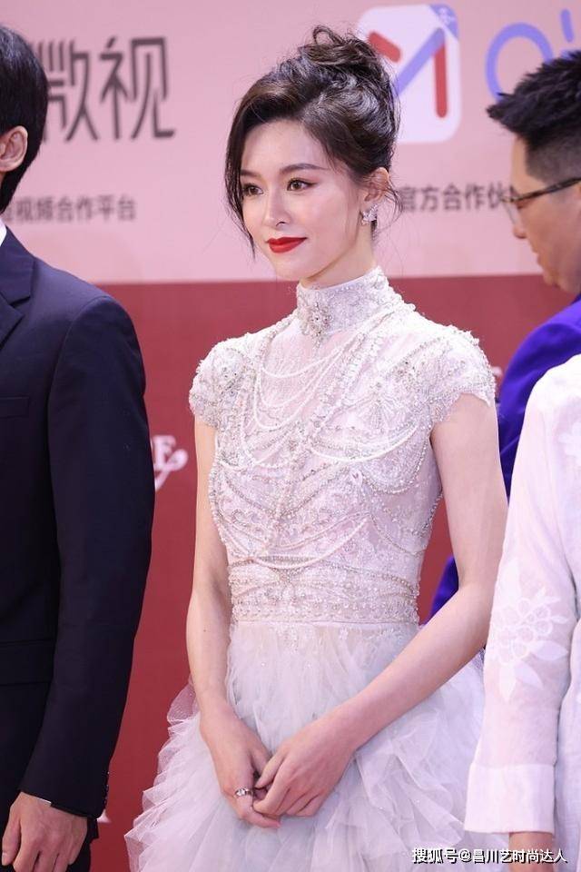 色调 文咏珊穿“人鱼”纱裙，闪闪发光，好气质藏也藏不住了，好优雅