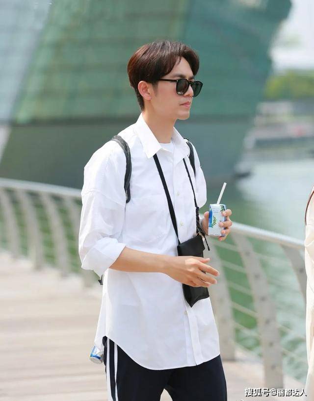 黑色 45岁钟汉良和24岁郭麒麟,看起来像同龄人,看看不老男神怎样穿的