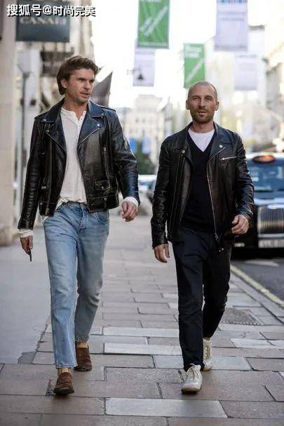 黑色 王俊凯穿上皮夹克，造型也很显男人味！看来男士不能错过这件皮衣