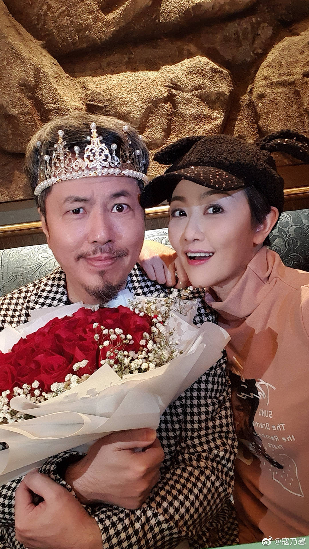 原创寇乃馨为黄国伦庆生送价值百万多的吉他大陆直播月收入千万