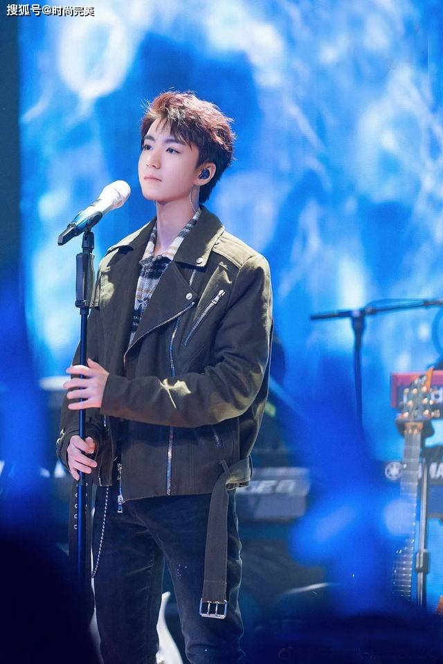 黑色 王俊凯穿上皮夹克，造型也很显男人味！看来男士不能错过这件皮衣