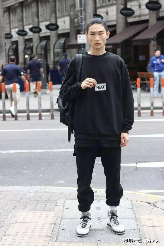 艳蓝色 穿运动裤外套应该怎么选?搭配这4种款式风格,造型百搭时髦