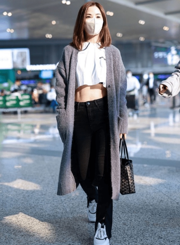 蔡卓妍 蔡卓妍真懂时尚！用奶奶开衫搭娃娃衫，风格看似迥异却意外很好看