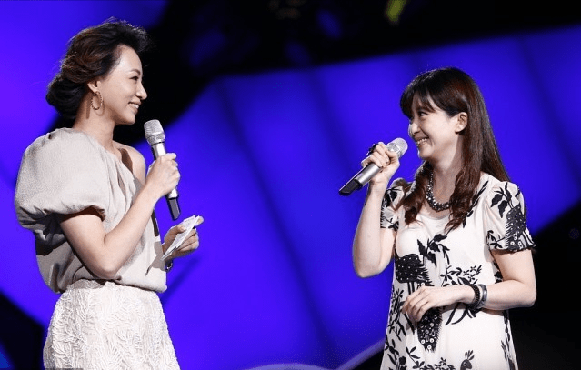 魅力 孟庭苇董卿同穿裸色裙，差11cm却不影响气质，中年原来也能挺美