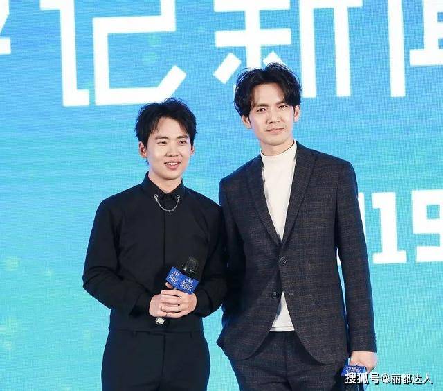 黑色 45岁钟汉良和24岁郭麒麟,看起来像同龄人,看看不老男神怎样穿的