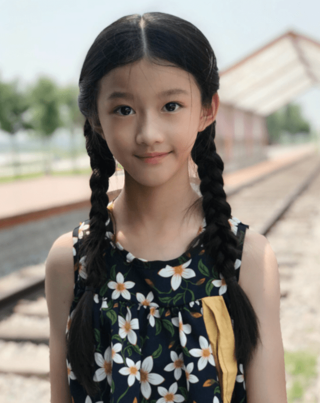 也就是剧中倪妮的少女时期的扮演者,就是刘琪锜.