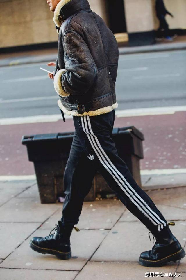 艳蓝色 穿运动裤外套应该怎么选？搭配这4种款式风格，造型百搭时髦