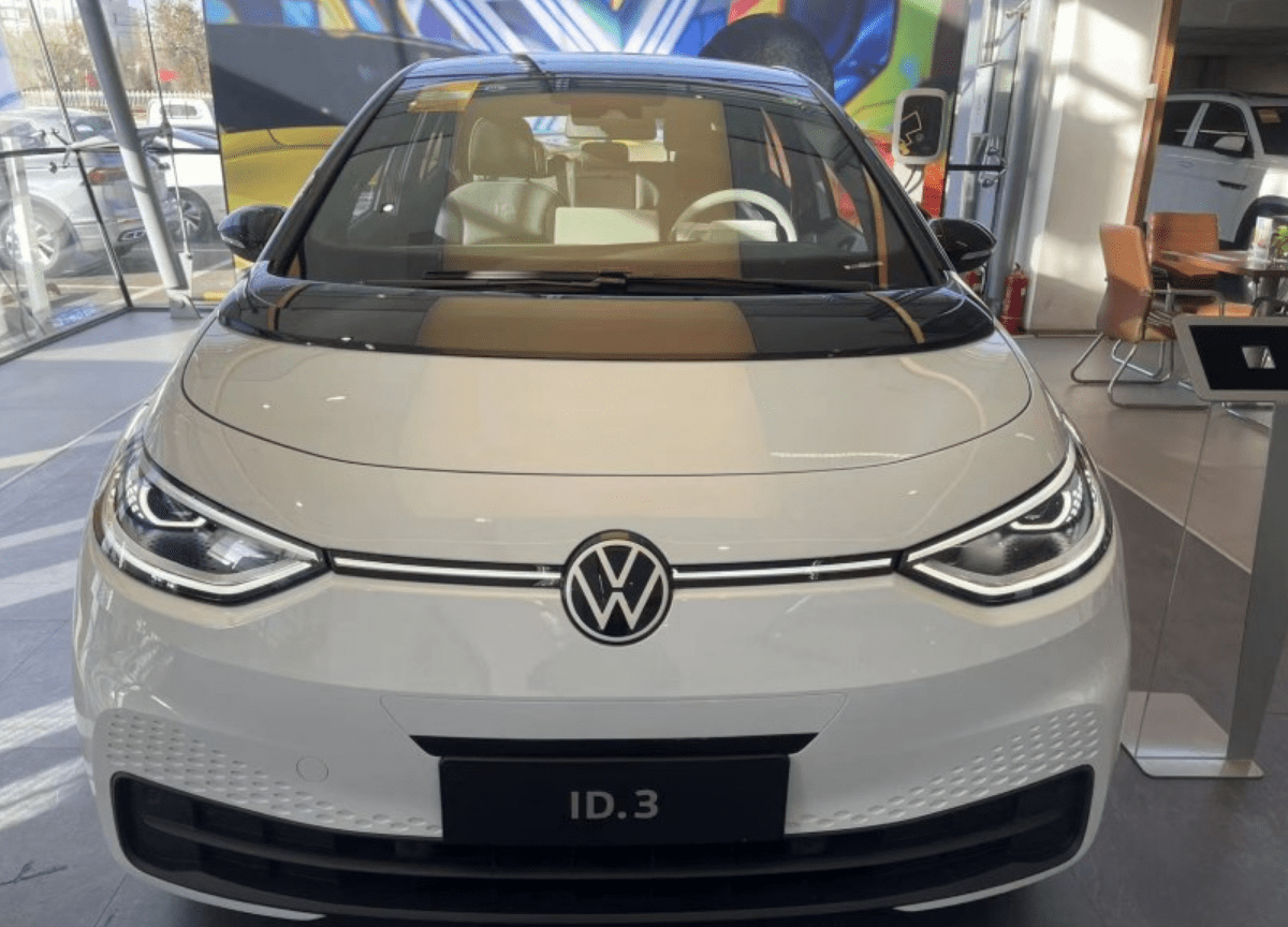 和同事试驾ID3，纯电小钢炮驾驶乐趣还不错，潮白内饰很新颖_搜狐汽车_搜狐网