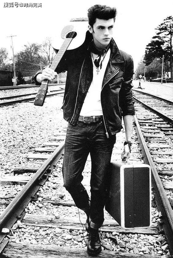 黑色 王俊凯穿上皮夹克，造型也很显男人味！看来男士不能错过这件皮衣