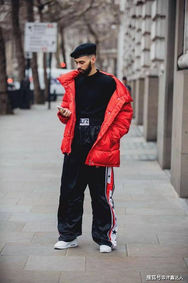 艳蓝色 穿运动裤外套应该怎么选?搭配这4种款式风格,造型百搭时髦