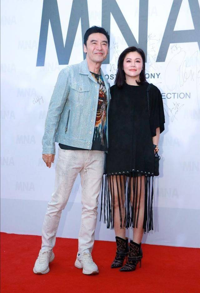 流苏 钟镇涛与老婆同框！穿蓝色外套帅气减龄，看不出与老婆相差13岁