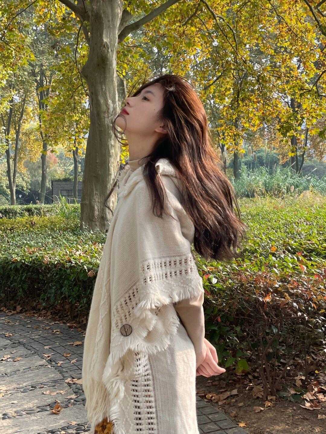披肩 冬天也要认真打扮，内搭就选这些搭配，保暖舒适不臃肿