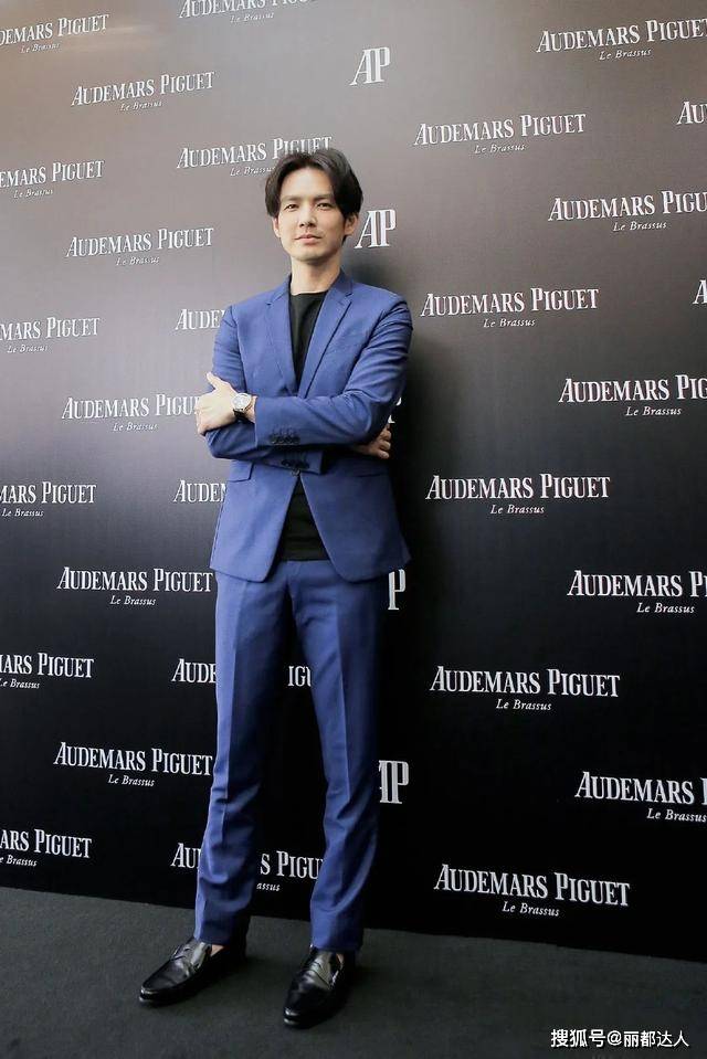 黑色 45岁钟汉良和24岁郭麒麟,看起来像同龄人,看看不老男神怎样穿的