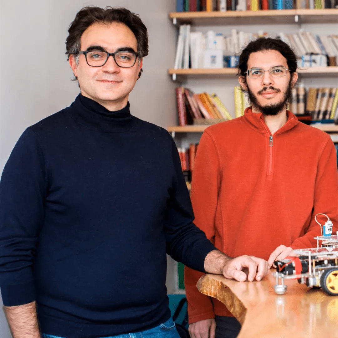 在不遵守牛顿第三定律的系统中，芝大学者发现奇异点与相变的联系