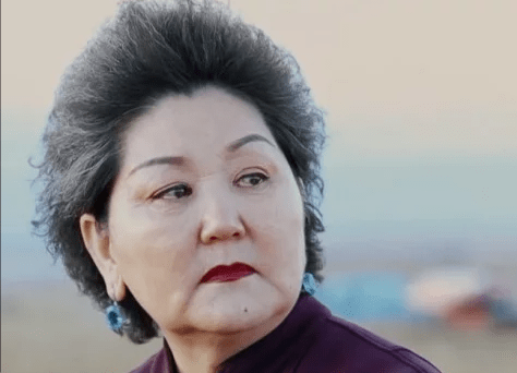 原创吉祥三宝一家现状乌日娜走不出丧夫之痛27岁女儿已当妈