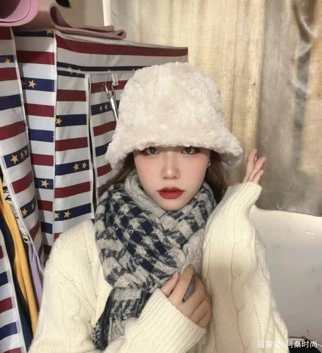 黑色 帽子、围脖如何搭配?3种时髦好用的技巧,一看就会
