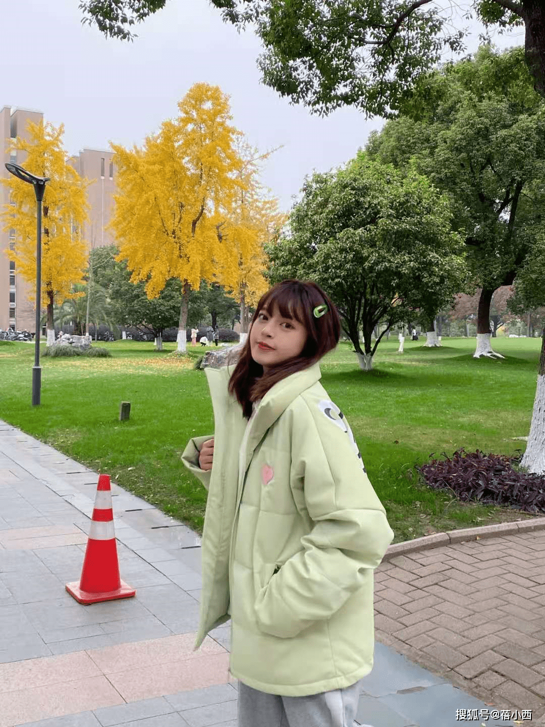 颜色 冬天穿羽绒服不知道选什么颜色？这4种值得一试，一种比一种好看