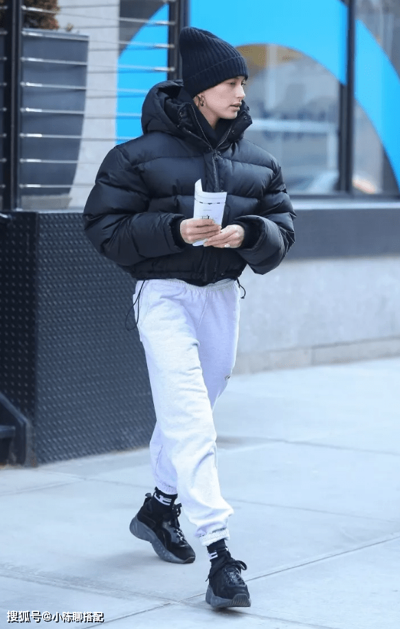 显得 羽绒服这样穿遮肉显腿长！衣品好的女人必知3个搭配技巧