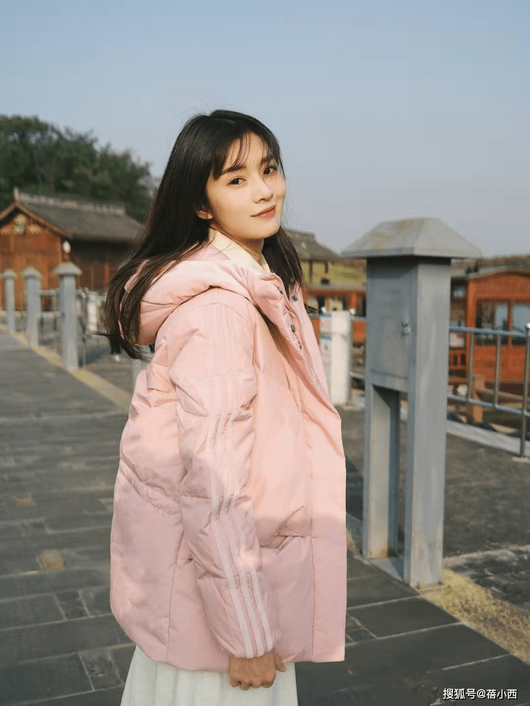 颜色 冬天穿羽绒服不知道选什么颜色？这4种值得一试，一种比一种好看