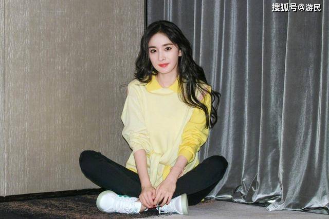 黄卫衣 趁着亮丽黄还没大火，赶紧跟着杨幂学起来，简单3招让你时尚满满