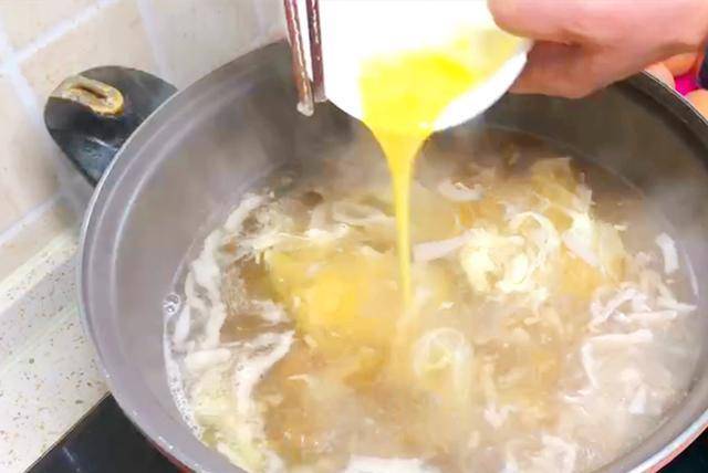 炸酱面|夏天要多吃面条，教你个懒人做法，比豆角焖面还好吃，上桌就扫光