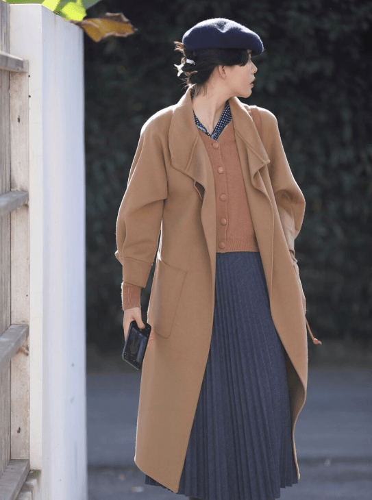 一身 别再穿一身黑了，今年流行的“棕色大衣”，是真好看，漂亮大气！