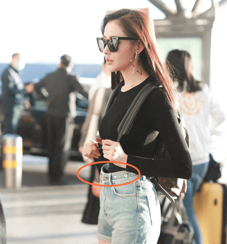 地方 张天爱的腰究竟有多细？穿裤子从来都塞不满，胯却是别人两个宽