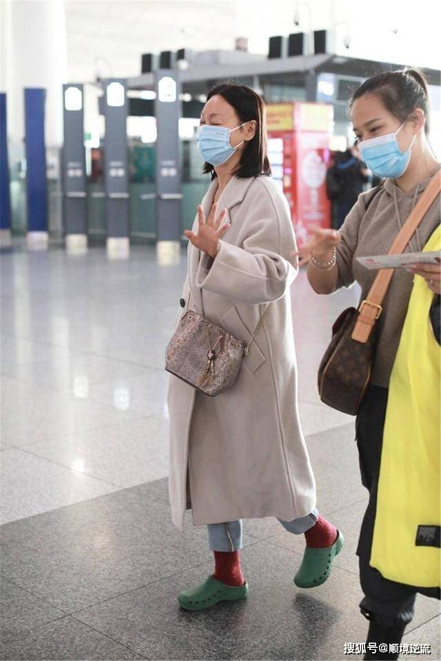 配饰 惠英红真有勇气，浅色大衣配洞洞拖鞋走机场，有哪个奶奶敢这么穿