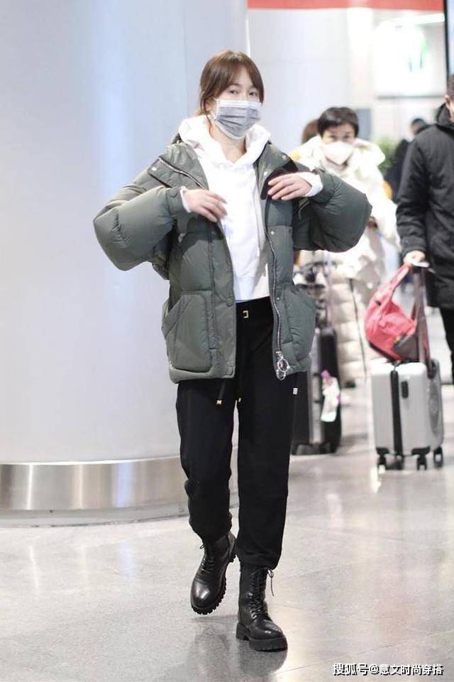 一身 左小青才是真女神！棉服套卫衣难掩气质，容貌身材不像43岁老阿姨