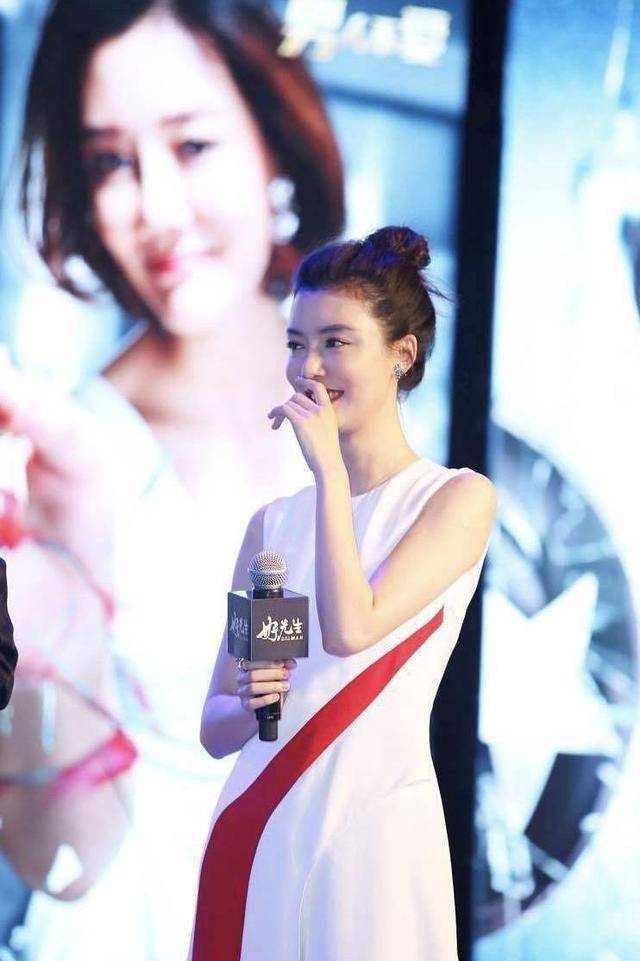 身材 有种“气质”叫车晓，白色连衣裙高级精致，简约穿搭难掩强大气场