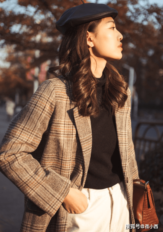 黑色 打底裤早烂大街了，“奶白裤”才是当季王者！搭配大衣、西装好美