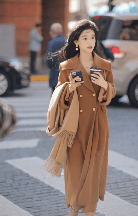 一身 别再穿一身黑了，今年流行的“棕色大衣”，是真好看，漂亮大气！