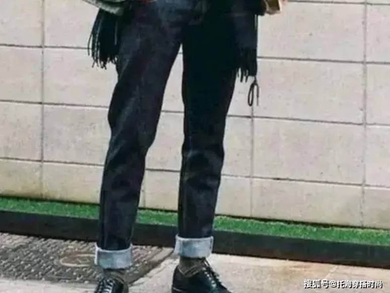 帆布鞋 男生穿牛仔裤配什么鞋好看?